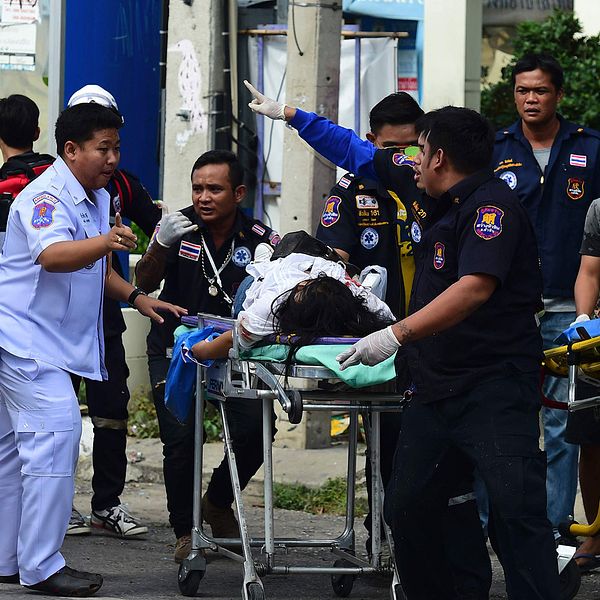 Sjukhuspersonal hjälper en skadad i Thailand.
