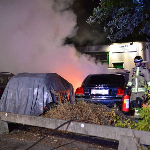 En brandfilt skyddade andra bilar vid ny bilbrand