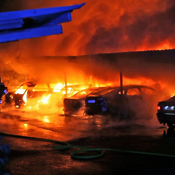 Räddningstjänstpersonal bekämpar bilbrand i Norrköping
