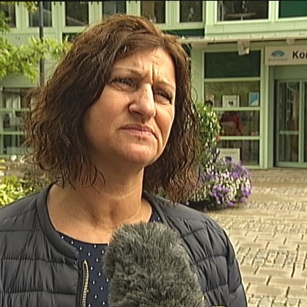 Camilla Egberth, kommunalråd i Motala, blir intervjuad framför kommunhuset