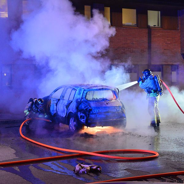 Räddningstjänsten släcker en bildbrand i Hageby.