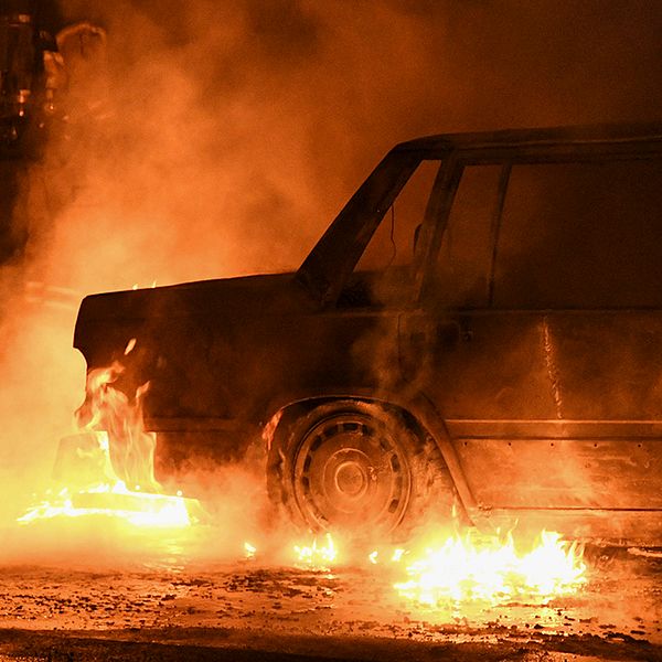 Räddningstjänsten släcker en brinnande bil på Arkitektgatan i Malmö förra veckan.
