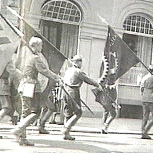 Nazister på 30-talet tågar på gatan