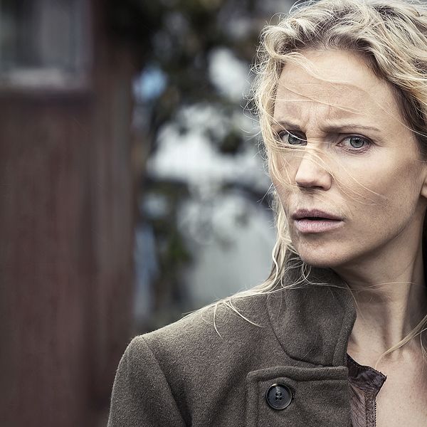 Sofia Helin som Saga Norén.