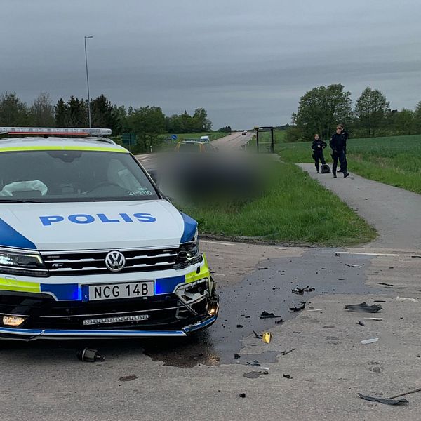 Bil prejad av vägen