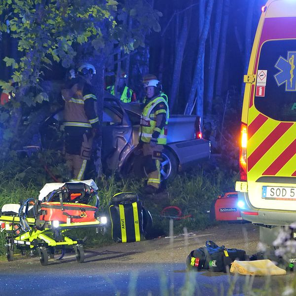 Räddningstjänst, ambulanspersonal och polis arbetar på platsen där en personbil med fyra unga personer kört in i ett träd i Svedala kommun.