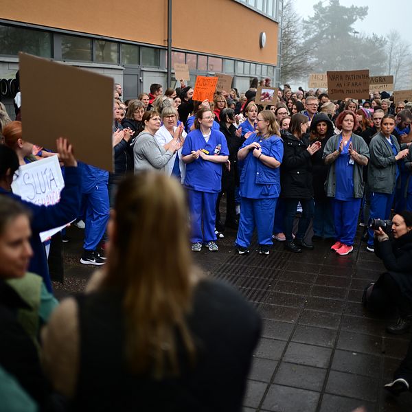 Protesterande vårdpersonal utanför sjukhus vid införandet av journalsystemet Millennium