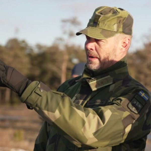 Hör regementschefen berätta om hur försvaret numera förbereder sig för också ryska hybridangrepp