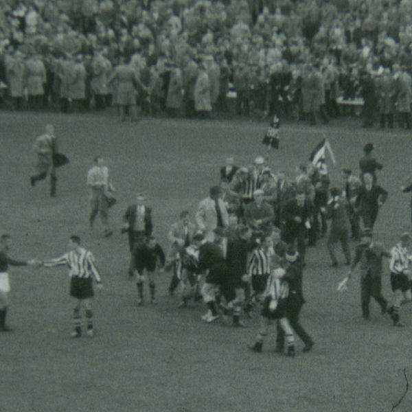 Landskrona BoIS supportrar stormar planen 1959