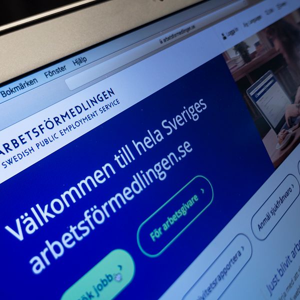 Arbetsförmedlingens hemsida visas på en laptopskärm.