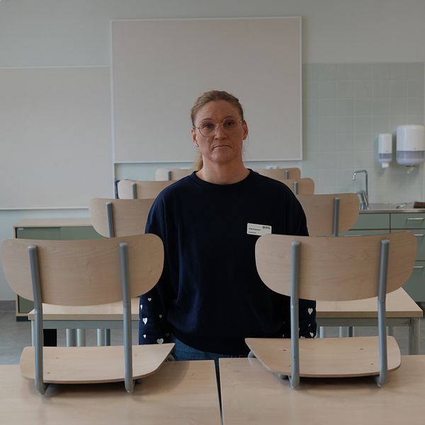Skyddsombudet Ulrika Kristenson i Rosendals skola bland elevbänkar