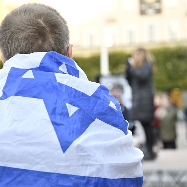 Man med israelisk flagga