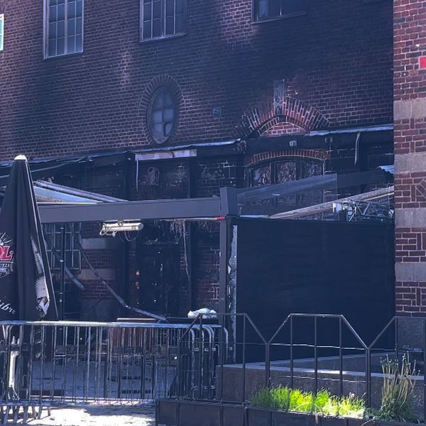 restaurangen bånkens fasad som är sotig efter branden
