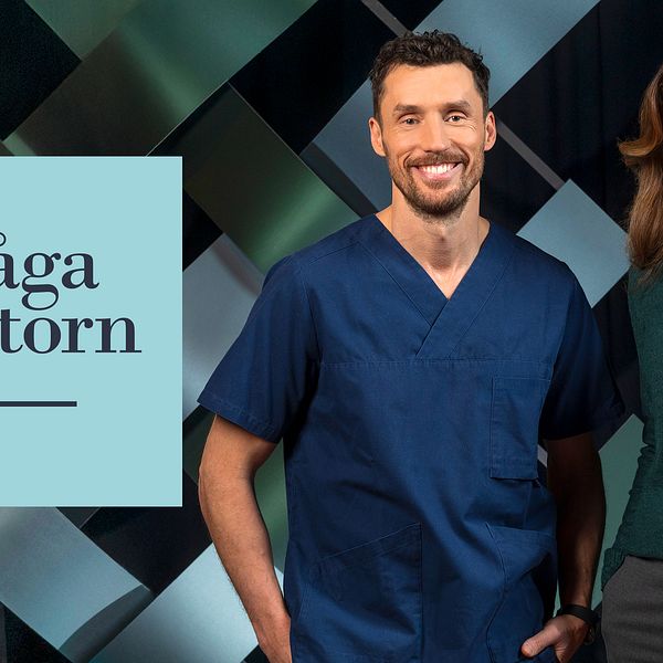 Husläkaren Jens Persson och programledaren Linda Olofsson i Fråga Doktorn studion. Till vänster om dem syns Fråga doktorn-loggan.