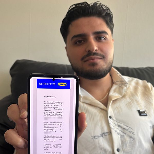 Ali Alshihan visar ett mejl om jobbet på Ikea i Älmhult
