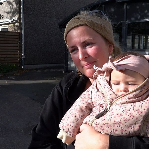 Lina Engström håller sin bebis Zoey i famnen