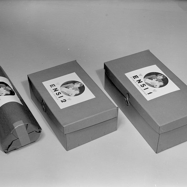Tre moderskapsförpackningar från 1938. Två små kartonger och en mindre förpackning.