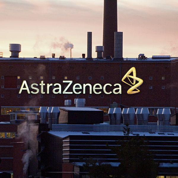 Fabrik i siluete i Södertälje med företagets logga mot solvarm orange himmel.
