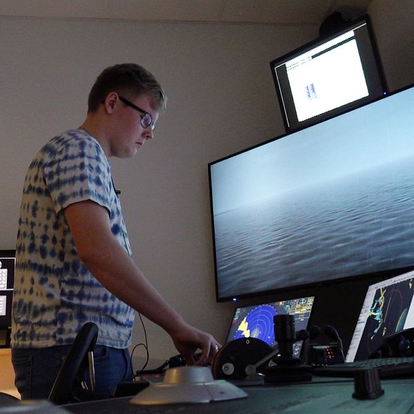 Student tränar på att köra fartyg i simulator på sjökaptensutbildningen