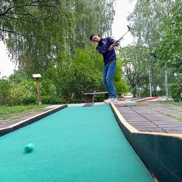 Albin Leander från Hoforsslår en boll på träning inför junior-VM i bangolf i Österike.