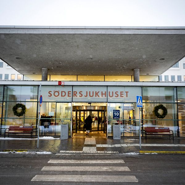 Entrén till Södersjukhuset med glasfasad och överhängande tak.