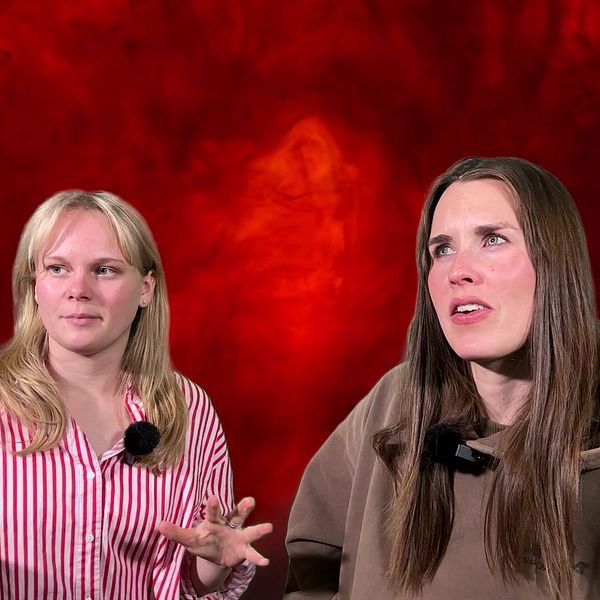 Två personer står framför en dramatisk röd bakgrund, klädda i en rosa- och vitrandig skjorta samt en gråbrun tröja. Deras ansiktsuttryck är inte synliga.