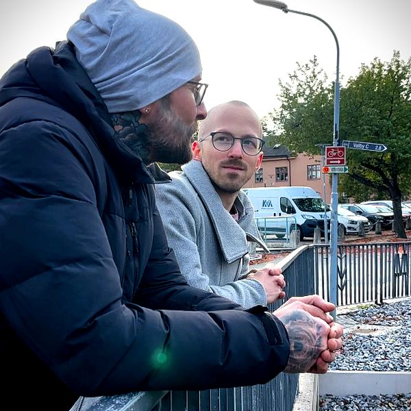 Mattias Bylund och Erik Larsson står utomhus vid ett räcke i Västerås.