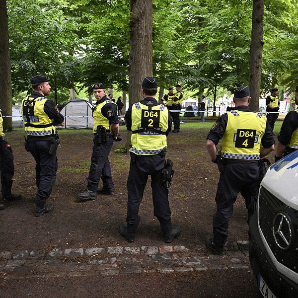 Poliser i gula västar i Lundagård.