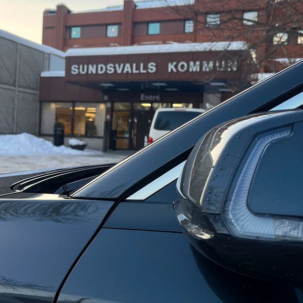 Bil som står parkerad utanför Sundsvalls kommunhus.