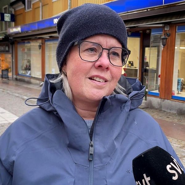 Maria Pekkala står med blå mössa och jacka på en gågata i Örnsköldsviks centrum.