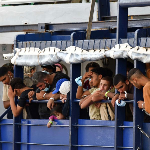 EU-parlamentariker debatterar migrationspakten.