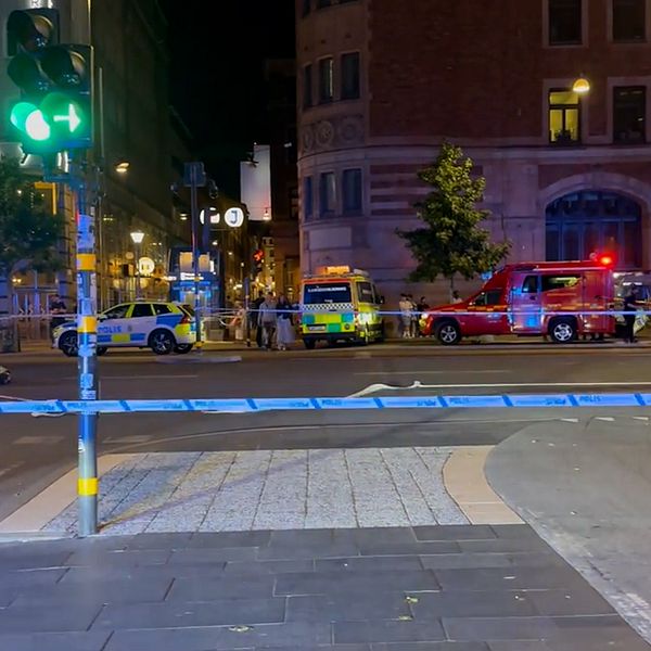 Utryckningsfordon och avspärrningar vid Stockholms Central efter rökutveckling.