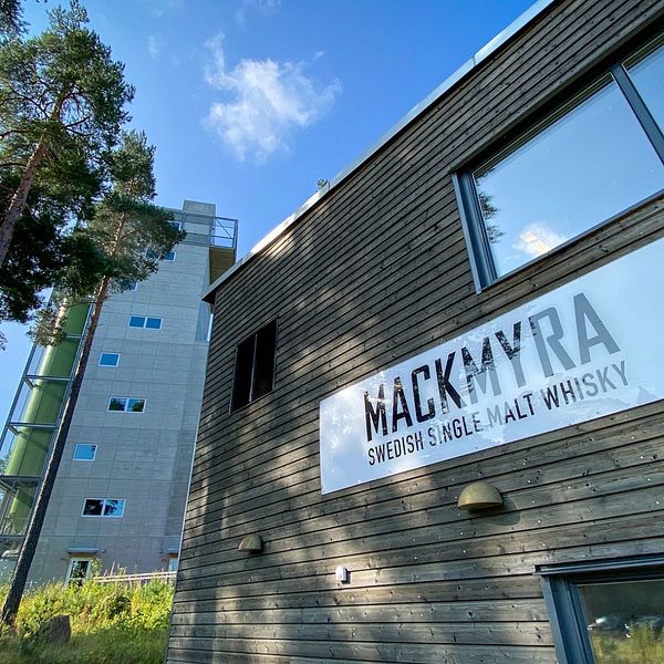 Exteriör på brun fasad med skylt Mackmyra.