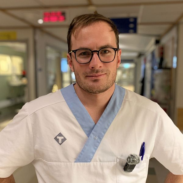 SVT-reporter Lukas Deininger iklädd vårdkläder i en korridor på akutmottagningen i Umeå