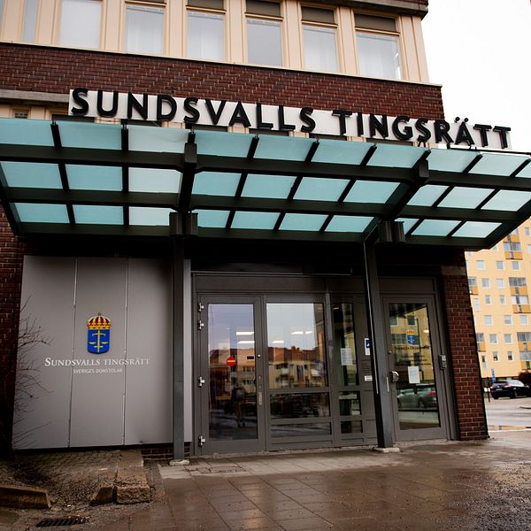 Bild på Sundsvalls tingsrätts entré.