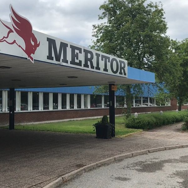 Entré till Meritor-fabrik med logotyp och omkringliggande grönska.