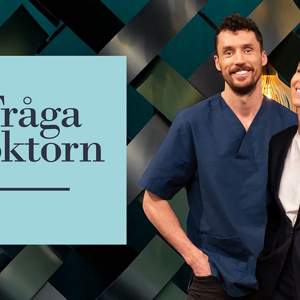 En man i sjukhuskläder står bredvid en kvinna i kostym, med en ljusblå bakgrund som innehåller texten ”Fråga Doktorn”. Bakgrunden är i olika nyanser av grön och blå.
