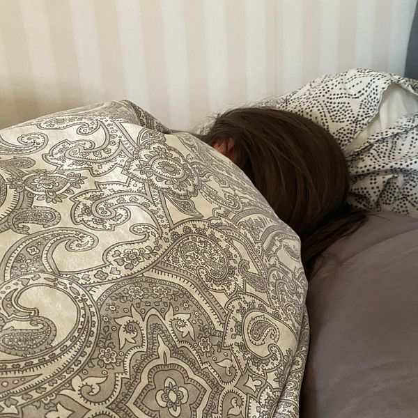 En tonåring ligger i sängen och sover