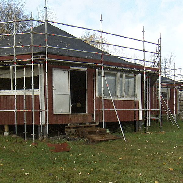 musikpaviljongen på idrottsplatsen i Slottsbron, byggställningar runt om huset