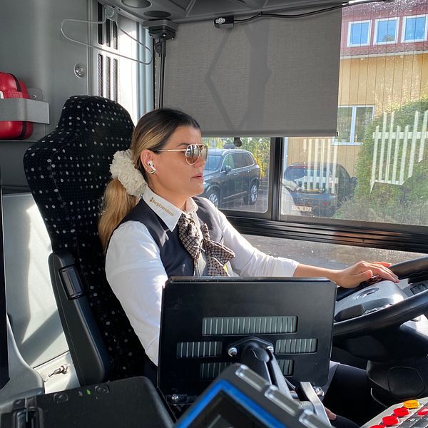 En kvinna kör buss