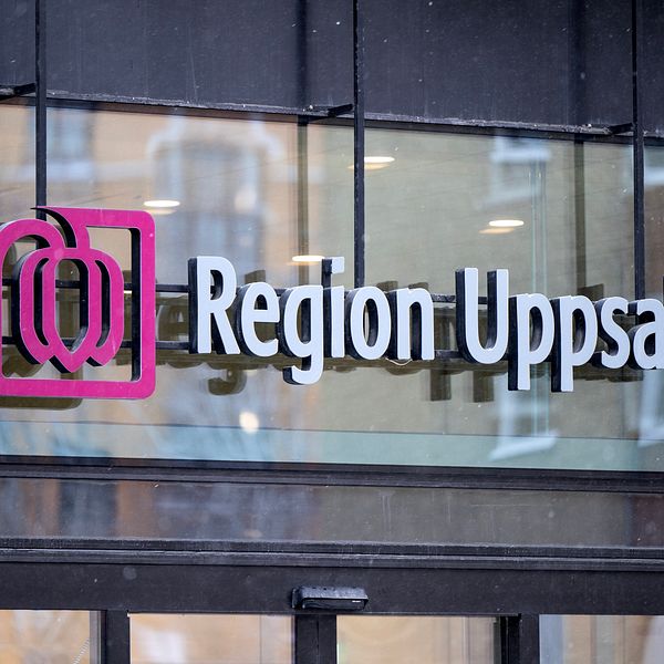 Region Uppsalas logotyp och namn på glasfasad.