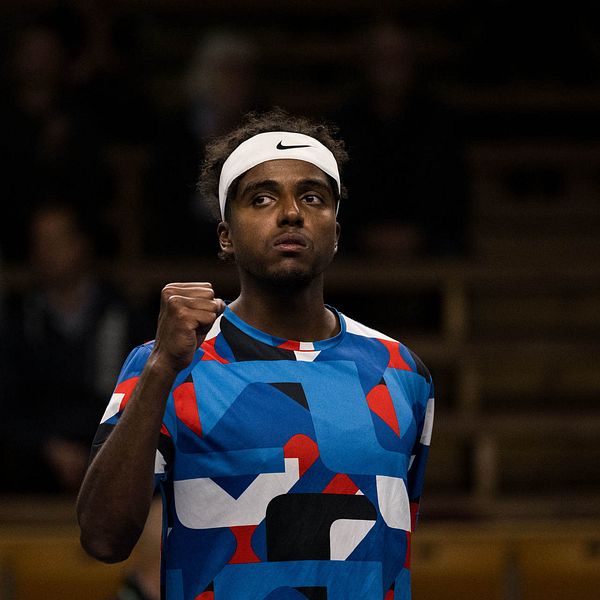 Tennisspelaren Elias Ymer knyter näven efter segern.