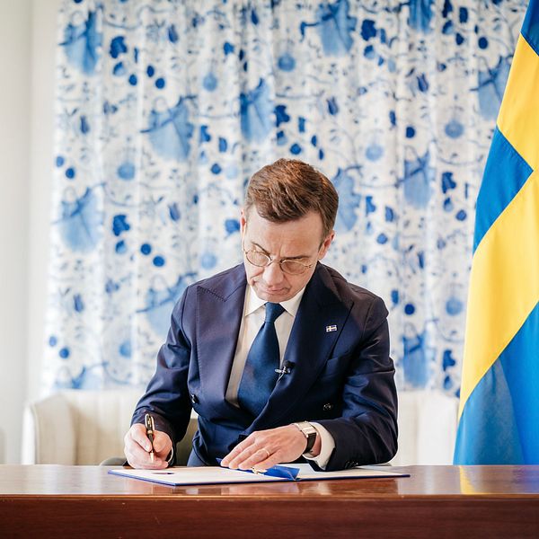 Ulf Kristersson signerade Sveriges anslutningsinstrument till Nordatlantiska Fördragsorganisationen Signeringen skedde på Sveriges ambassad i Washington.