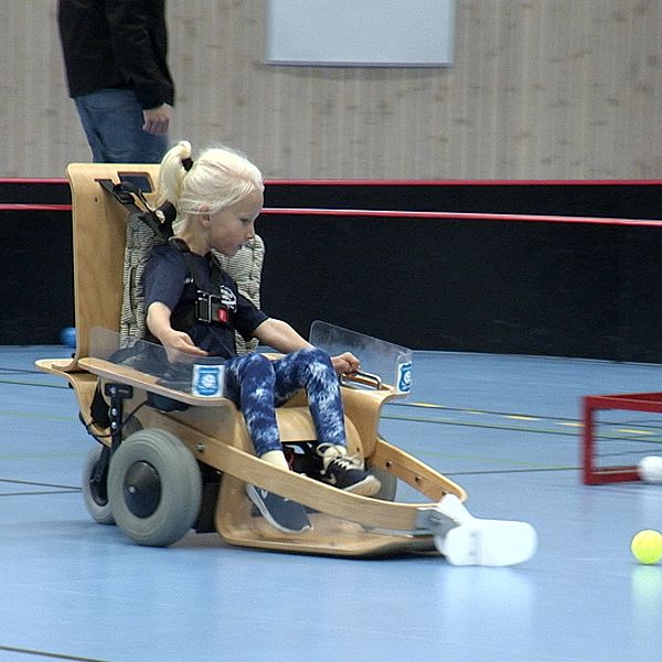 Pella Tomt, sju år, spelar elinnebandy i Hammarö Arena