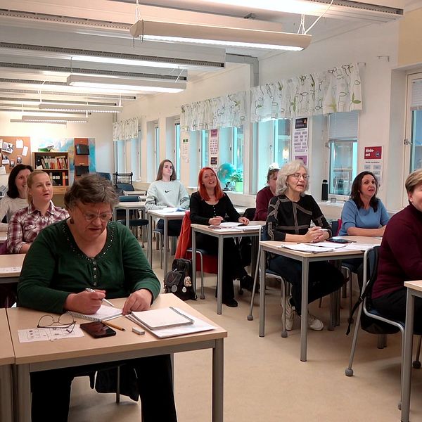 Ukrainare som sitter i ett klassrum och lär sig svenska språket.