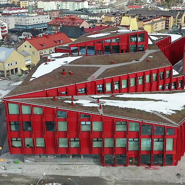 Bild på fastigheter i Gällivare och också i Kiruna. Civilminister Erik Slottner (KD) intervjuas i klippet.