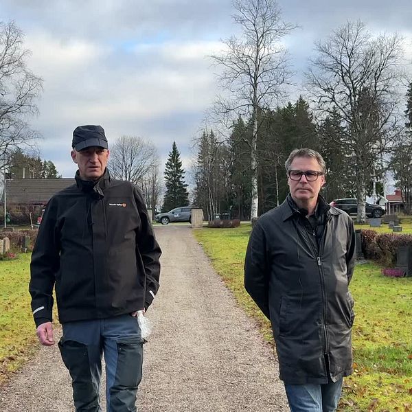 Pär Gidlöv och Tommy Persson visar plats för krigsgravar i Strömsunds kommun.