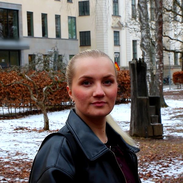 Ellen Cavallin, en ung kvinna,  tittar in i kameran utanför engelska parken i Uppsala.