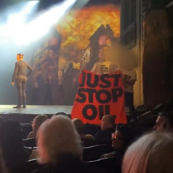 Klimataktivister stormade uppsättningen av Les misérables på West end i London.