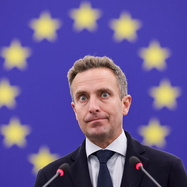 Tomas Tobé i kostym med EU-flagga som bakgrund.